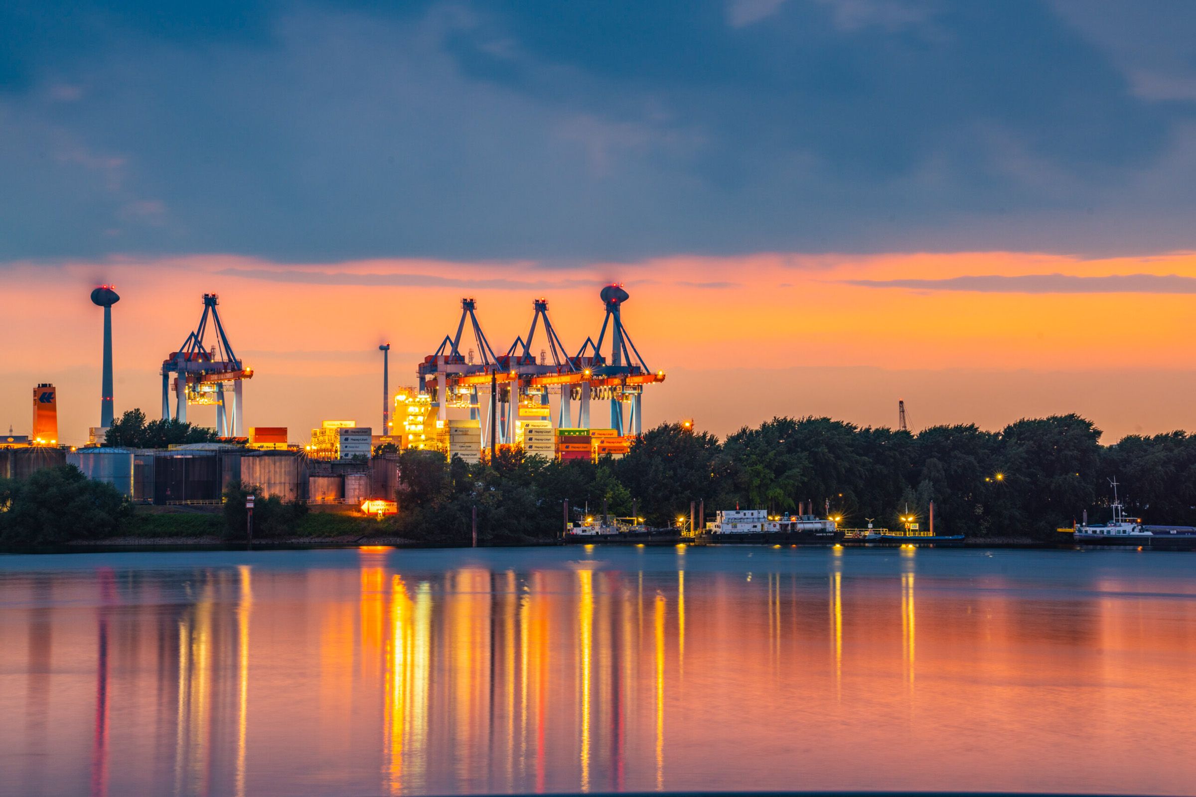 Hamburg - Blaue Stunde,  Hafen Wasser Spiegelungen