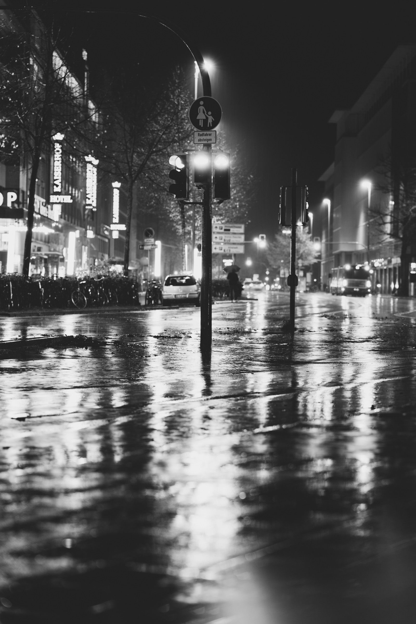 Nachtfotografie, Beispielbild schwarz weiß - Münster im Regen